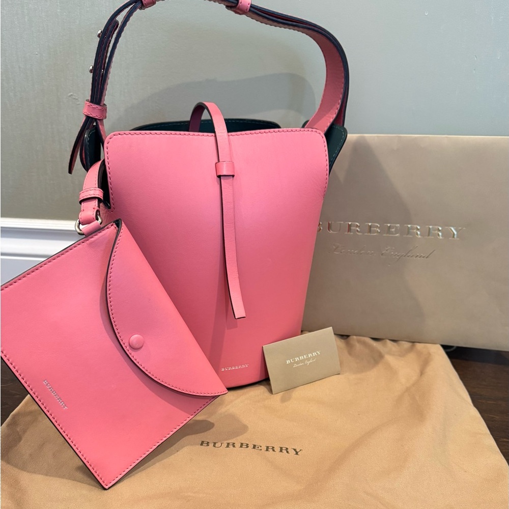 Burberry small leather bucket bag - Picture 2 of 16